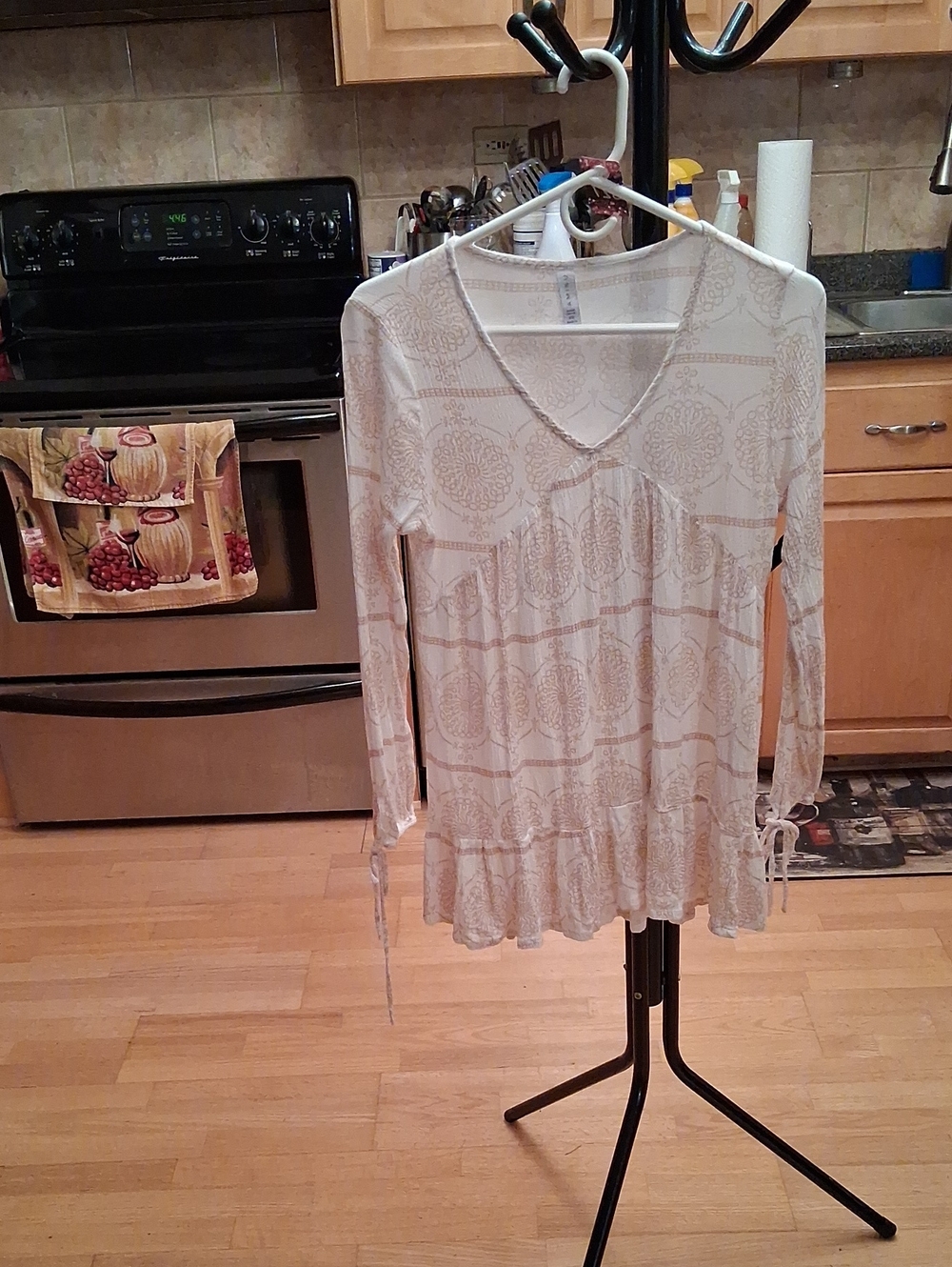 Amisu Cream Printed V-Neck Tiered Tunic Top